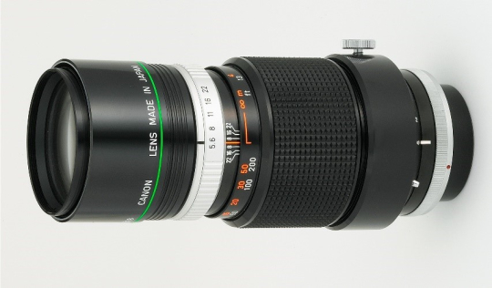FL F300mm f/5.6 (выпущен в мае 1969 года) — первый сменный объектив Canon с оптическими элементами из синтетического флюорита